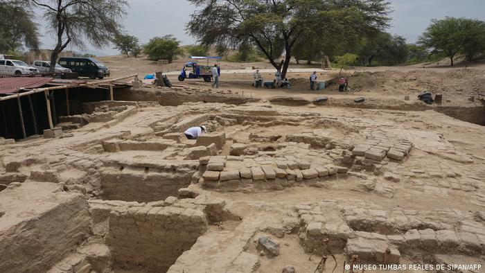 Trabajadores descubrieron 29 resots humanos con más de mil años de antigüedad en un antiguo sitio ceremonial en Lambayeque, a 750 kilómetros al norte de Lima.