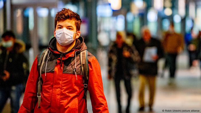 Hollanda'nın Rotterdam kentinde koronavirüs maskeli bir erkek