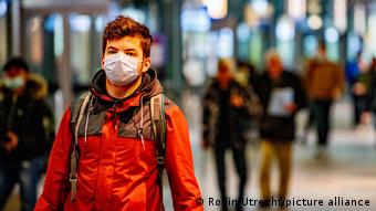 Ношение маски одна из мер борьбы против распространения коронавируса 