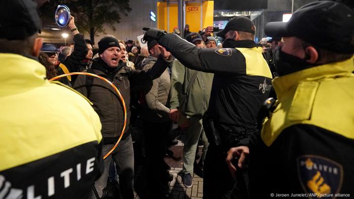 Polizei und Demonstranten stehen sich gegenüber Polizei und Demonstranten stehen sich gegenüber