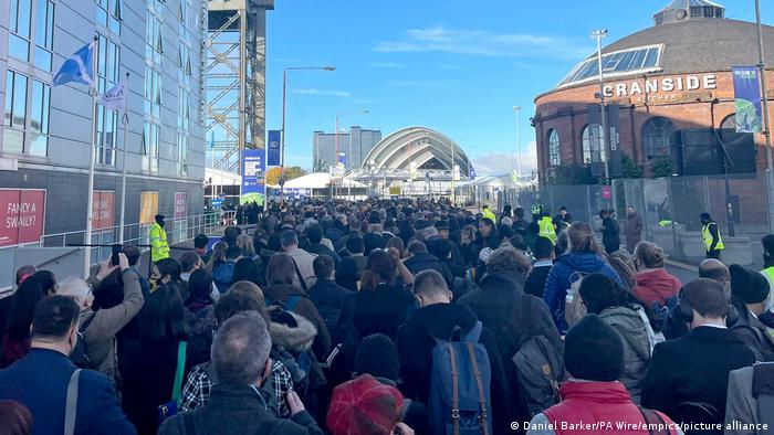 Largas colas delante de la COP26, en Glasgow, con cerca de 40.000 participantes registrados. Pero muchos del sur global no lograron llegar.