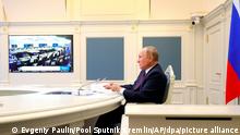 Wladimir Putin, Präsident von Russland, spricht während seiner Teilnahme am G20-Gipfel per Videokonferenz. Der zweitägige G20-Gipfel ist das erste persönliche Treffen der Staats- und Regierungschefs der größten Volkswirtschaften der Welt seit Beginn der COVID-19-Pandemie. +++ dpa-Bildfunk +++