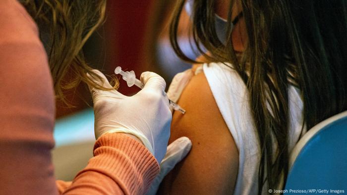 Eine Kinderärztin impft ein Mädchen mit dem Corona-Impfstoff Comirnaty von Biontech-Pfizer in einem Krankenhaus in Hartford im US-Bundesstaat Connecticut Eine Kinderärztin impft ein Mädchen mit dem Corona-Impfstoff Comirnaty von Biontech-Pfizer in einem Krankenhaus in Hartford im US-Bundesstaat Connecticut
