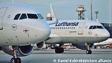 26.10.2021, Lufthansa: Geparkte Maschinen der Kranichairline am Frankfurter Flughafen