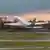Лайнер авиакомпании Lufthansa взлетает в аэропорту Дюссельдорфа