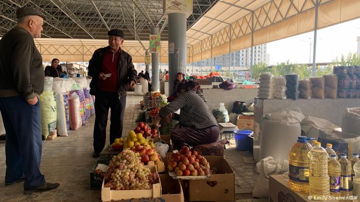 People buy fruits at the local market in the border city of Termez in Uzbekistan (Emily Sherwin/DW)