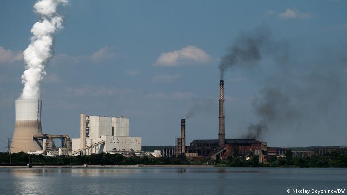 Електроцентрала, изгаряща въглища, изхвърляща дим