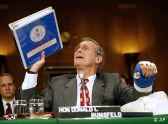 Secretary of Defense Donald Rumsfeld holds up a binder holding the 700-page Start 1 Treaty signed in 1991 by the first President Bush and Soviet President Mikhail Gorbachev as he testified before the Senate Foreign Relations Committee Wednesday, July 17, 2002 at the Capitol in Washington. The treaty took nine years to negotiate. Rumsfeld's hand is in a cast after a recent operation. He later held up and compared the treaty to the Moscow Treaty signed by Russian President Vladimir Putin and the current President Bush. The new treaty is three pages long and took six months to negotiate. (AP Photo/Joe Marquette) (Photo für Kalenderblatt)