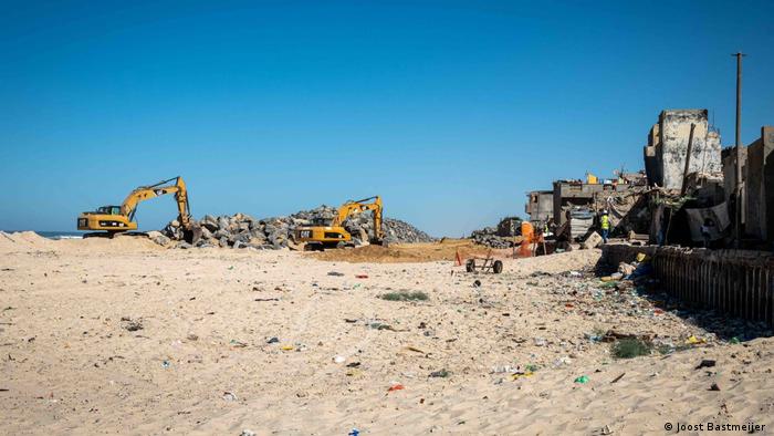 Bauarbeiter reißen Reste der Häuser am Strand ab 