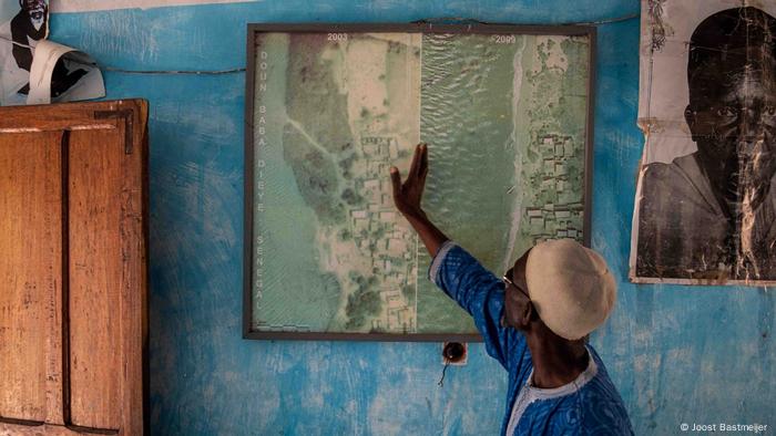 Un hombre muestra en un mapa cómo era antes Doun Baba Dièye.