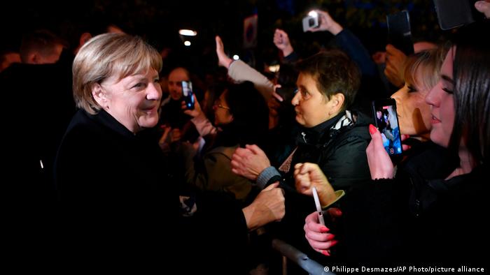 Angela Merkel mit Bürgern von Beaune