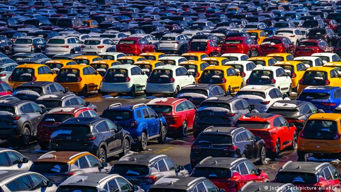 Новые автомобили разных цветов ждут погрузки в порту Дуйсбурга 