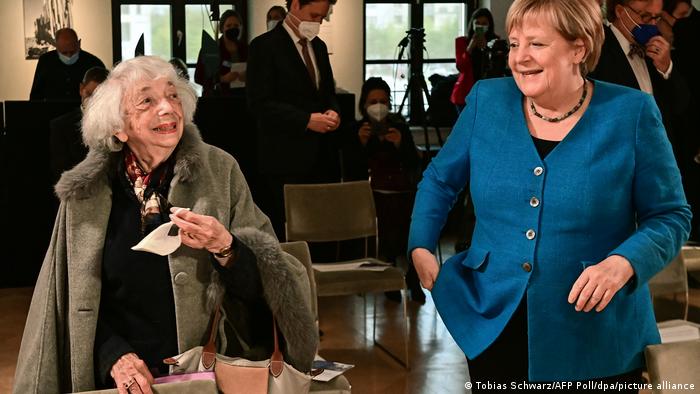 Friedländer junto a la canciller Angela Merkel durante la entrega este año del premio que lleva su nombre otorgado por la Fundación Schwarzkopf.