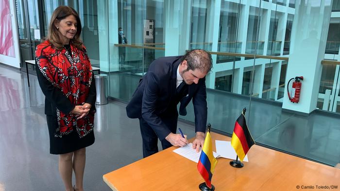 El virólogo alemán Felix Drexler firma la alianza con Colombia. 