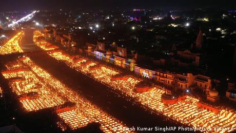 Повеќе од 900.000 светилки за хинду фестивалот на светлата Дивали. Во северниот индиски град Ајодја, жителите влегоа во Гинисовата книга на рекорди годинава со нивната светлосна инсталација инсталација за Дивали.