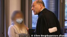 02.11.2021, Wuppertal - Die Angeklagte steht im Landgericht neben ihrem Anwalt Thomas Seifert. Die Solingerin soll vor gut einem Jahr fünf ihrer sechs Kinder betäubt und umgebracht haben. Im Prozess um den Mord an fünf Kindern in Solingen sollen die Plädoyers gehalten werden.