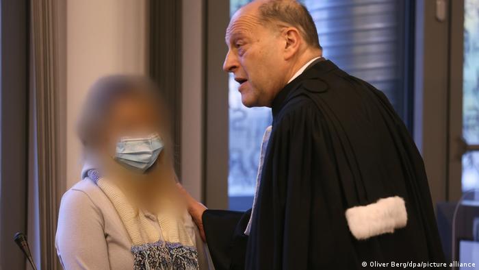 Die Angeklagte im Prozess um Solinger Kindermorde steht im Landgericht Wuppertal neben ihrem Anwalt 