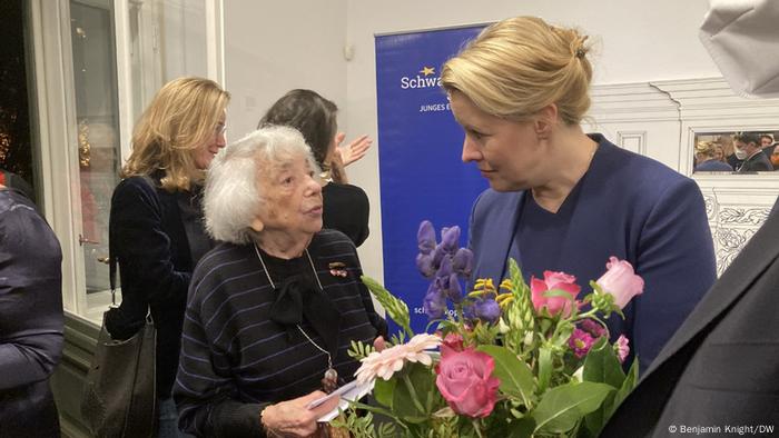 Margot Friedländer discutant avec Franziska Giffey, qui tient des fleurs
