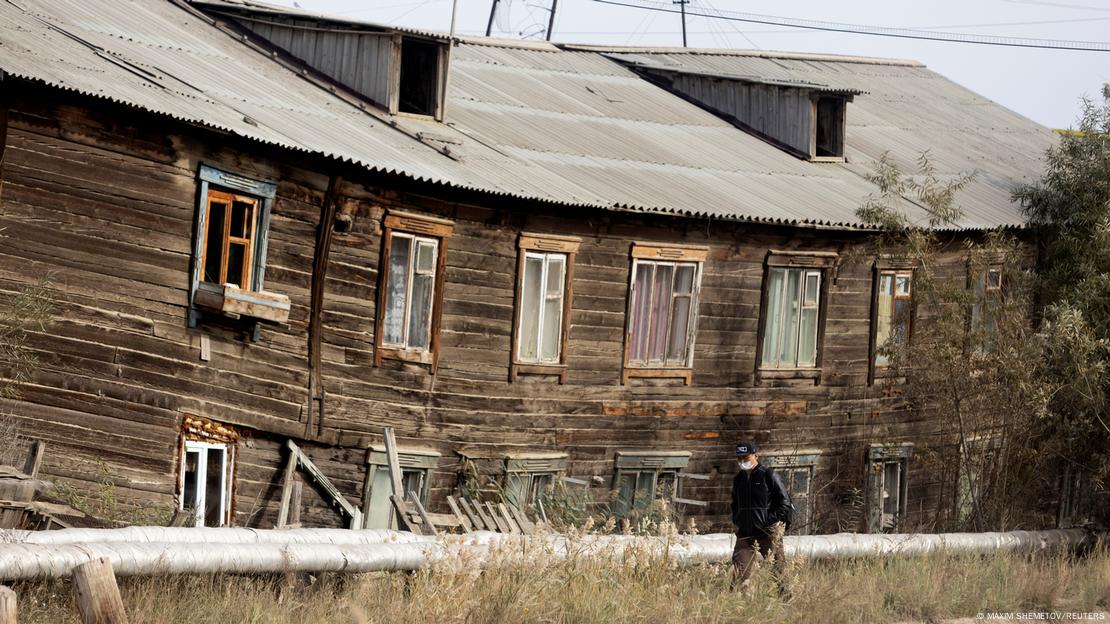 Casa danificada pelo derretimento do permafrost na Sibéria, Rússia