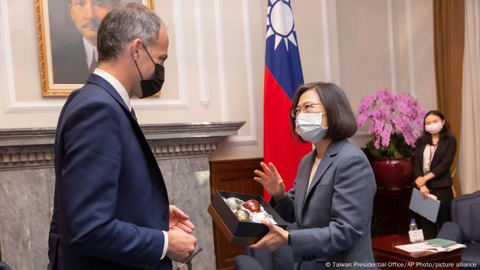 Der Leiter der EU-Delegation, Raphael Glucksmann (l.), im Gespräch mit Taiwans Präsidentin Tsai Ing-wen (r.) Der Leiter der EU-Delegation, Raphael Glucksmann (l.), im Gespräch mit Taiwans Präsidentin Tsai Ing-wen (r.)