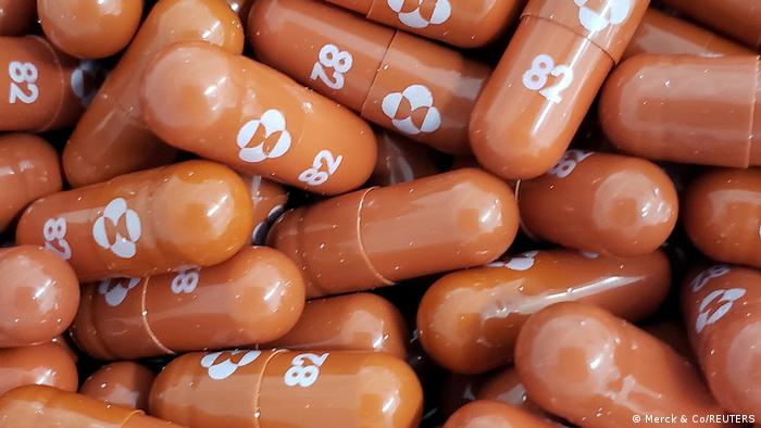 Ein Haufen Tabletten des antiviral wirkenden Medikaments Molnupiravir