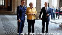 Emmanuel Macron (l-r), Präsident von Frankreich, begrüßt Angela Merkel (CDU), geschäftsführende Bundeskanzlerin, und Olaf Scholz (SPD), Bundesfinanzminister und Kanzlerkandidat, vor einem Treffen der Europäischen Union und der Afrikanischen Union in der französischen Botschaft. +++ dpa-Bildfunk +++