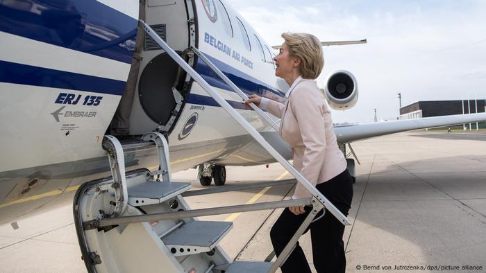 Ursula von der Leyen beim Besteigen eines Jets auf dem militärischen Teil des Flughafens Tegel (Archivbild) Ursula von der Leyen beim Besteigen eines Jets auf dem militärischen Teil des Flughafens Tegel (Archivbild)