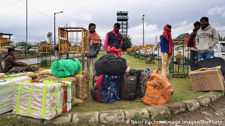 Kashmir: Migrant worker killings spur exodus, halt industries
