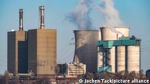 Gaskraftwerk Duisburg-Huckingen, betrieben von RWE, auf dem Gelände der Hüttenwerke Krupp Mannesmann, HKM, Rhein, Frachtschiffe, Duisburg, Deutschland