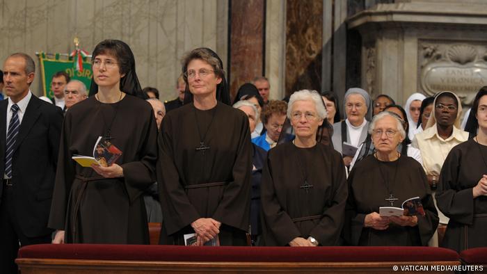 La hermana Raffaella Petrini, a la izquierda de la imagen. 