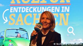 DW-Programmdirektorin Gerda Meuer am Mikrofon.