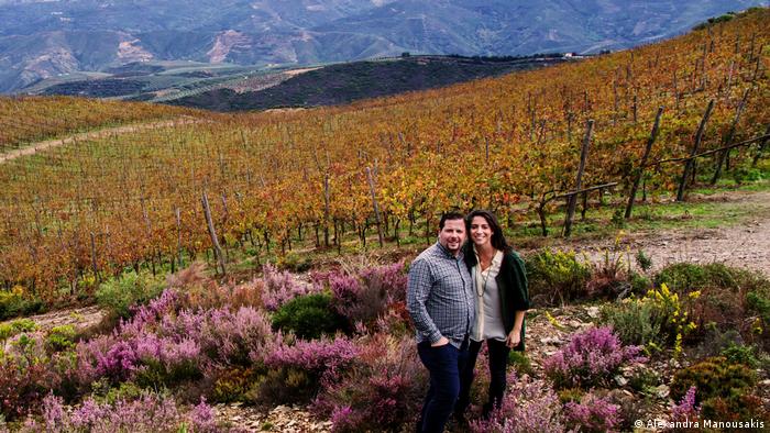 Griechenland Kreta Vatolakkos Paar vor Weinberg