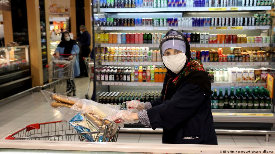 گرانی افسارگسیخته مواد غذایی طبقه متوسط ایران را به سمت فقر سوق داده است