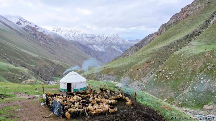 Viehhirten im Dorf Aktogar Langgar, autonomer Landkreis Taxkorgan Tajik, in Chinas nordöstlicher Provinz Xinjiang, 2019