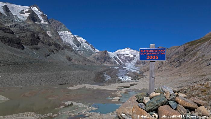Schild mit dem Gletscherstand vom Jahr 2005 am Pasterze Gletscher, Österreich, 2015