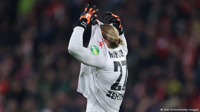 Robin Zentner hides his face after his howler gifted Borussia Mönchengladbach the lead against Mainz in the Bundesliga 