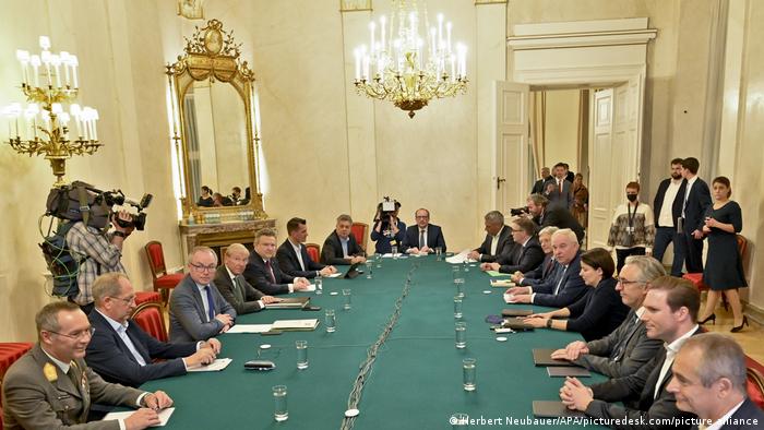 Mitglieder der österreichischen Bundesregierung sitzen gemeinsam mit den Landeshauptleuten an einem langen Tisch in der Wiener Hofburg