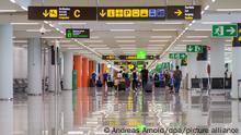 Fluggäste gehen durch den Flughafen. Der Flughafen Aeropuerto de Son San Juan ist einer von drei internationalen Verkehrsflughäfen der Balearischen Inseln. 2019 wurden knapp 30 Millionen Fluggäste abgefertigt.
