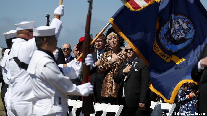 Foto de asistentes ante la guardia de honor durante la ceremonia a Harvey Milk.