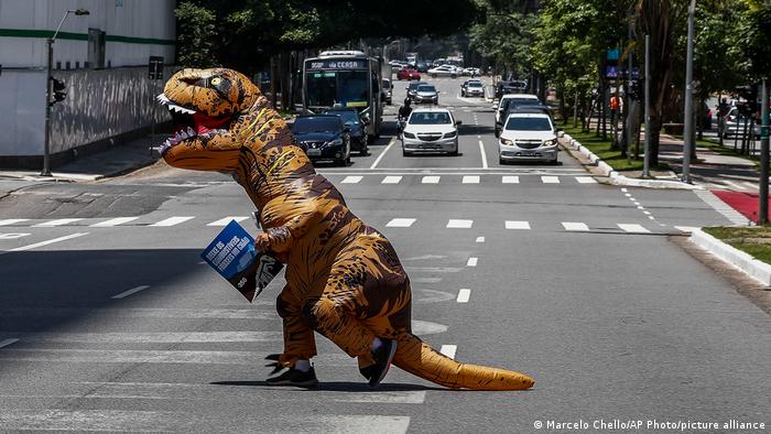 A fines de 2021, un activista vestido con un disfraz de dinosaurio se manifestó en Sao Paulo contra las inversiones en el sector de petróleo y gas.