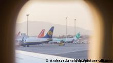 Maschinen von EasyJet (l-r), Ryanair und Transavia stehen auf dem Vorfeld. Der Flughafen Aeropuerto de Son San Juan ist einer von drei internationalen Verkehrsflughäfen der Balearischen Inseln. 2019 wurden knapp 30 Millionen Fluggäste abgefertigt.