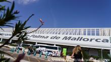 Auf einem Gebäude des Flughafens steht „Aeropuerto de Palma de Mallorca“. Der Flughafen Aeropuerto de Son San Juan ist einer von drei internationalen Verkehrsflughäfen der Balearischen Inseln. 2019 wurden knapp 30 Millionen Fluggäste abgefertigt.