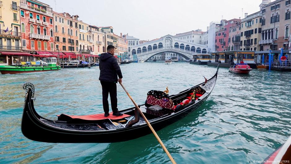 Kaže se da su od kuge gondole u Veneciji crne