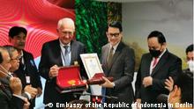 Prof. Johann Goldammer, German researcher gets an award from the Indonesian government for helping fight forest fires
Copyright: KBRI Berlin (Embassy of the Republic of Indonesia in Berlin)