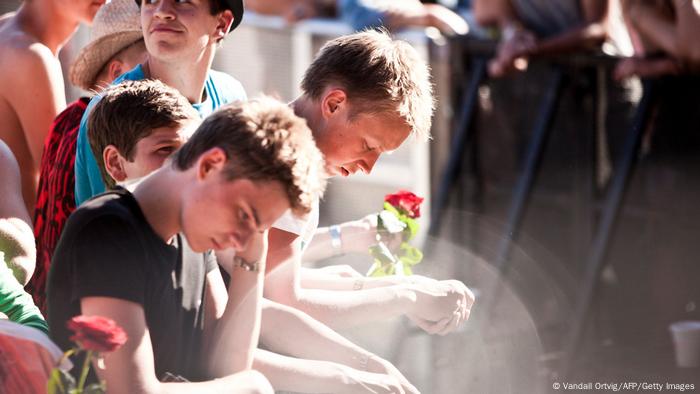 Fans bow their heads and cry at memorial concert for Roskilde victims Fans bow their heads and cry at memorial concert for Roskilde victims
