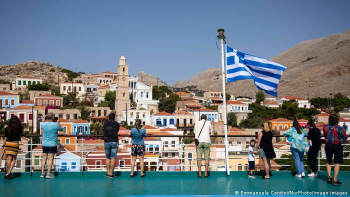 Флаг Греции на острове Халки