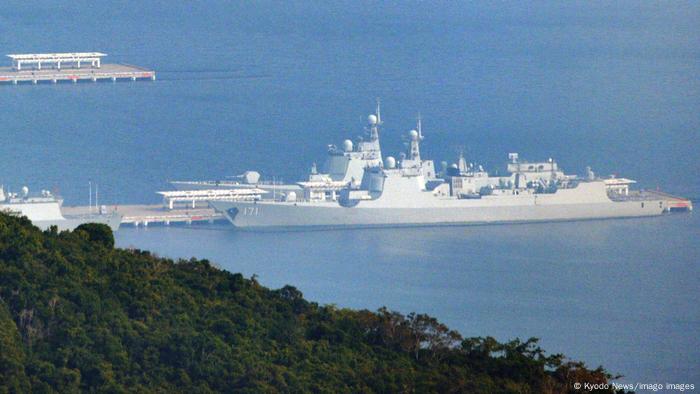 Navires de guerre chinois ancrés sur l'île de Hainan