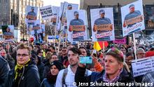  In Leipzig haben am Samstag 07.11.2029 Tausende Gegner der Corona-Beschraenkungen demonstriert. Wie von der Stadtverwaltung vorausgesehen, reichte der zentrale Augustusplatz fuer die Masse der Angereisten nicht aus. Die Veranstalter der Querdenken -Bewegung riefen wiederholt dazu auf, auch in die Nebenstrassen auszuweichen und friedlich zu bleiben. Unter den Demonstranten befanden sich Neonazis, Verschwoerungsideologen und Hooligans, vereinzelt waren auch Deutschland- und Reichsflaggen zu sehen. Siehe epd-Meldung vom 07.11.2020 Tausende Querdenker demonstrieren in Leipziger Innenstadt *** On Saturday 07 11 2029, thousands of opponents of the Corona restrictions demonstrated in Leipzig As foreseen by the city administration, the centr Copyright: epd-bild/JensxSchulze