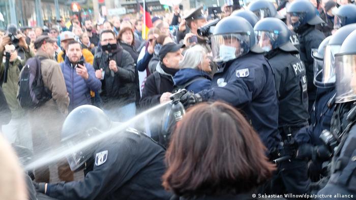 La police utilise des gaz lacrymogènes contre des manifestants à Leipzig