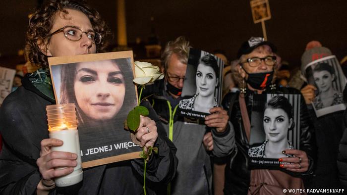 Протестуючі проти заборони абортів у Варшаві тримають портрети загиблої жінки